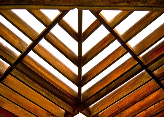 Conheça os tipos de madeira para telhado e saiba qual escolher